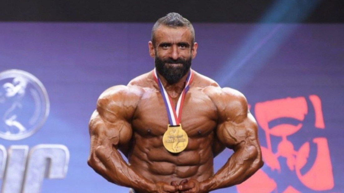 اهدای کاپ قهرمانی آرنولد کلاسیک 2024 به هادی چوپان