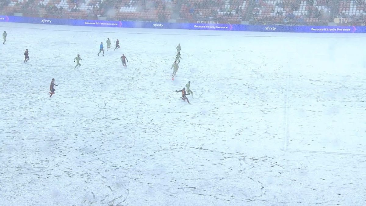 وضعیت عجیب برگزاری بازی رئال سالت لیک و لس آنجلس در برف و طوفان شدید