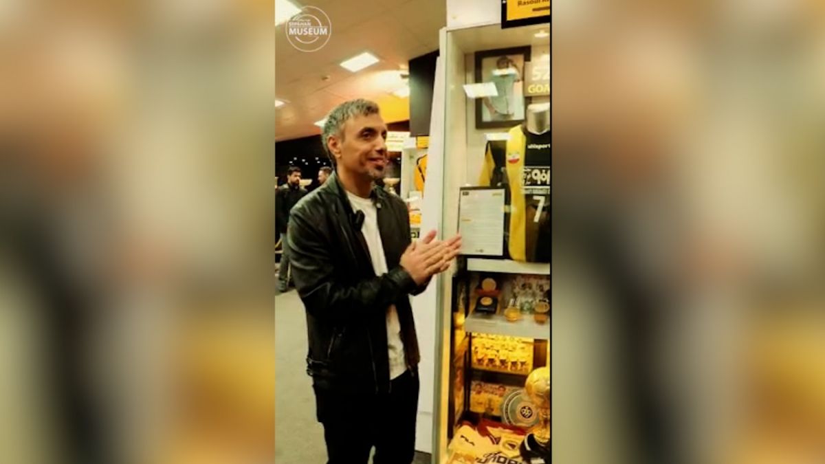 افتتاح ویترین افتخارات رسول خطیبی مهاجم ملی پوش و درخشان دهه 80 تیم فوتبال سپاهان