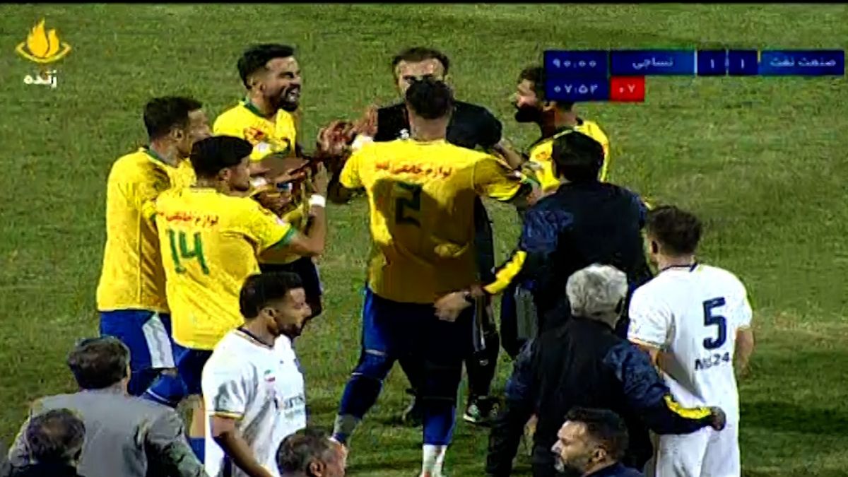 جنجال در دقایق پایانی دیدار صنعت نفت - نساجی