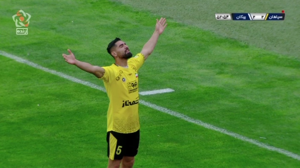 گل دوم سپاهان به پیکان (رضا اسدی با اشتباه مجدد دروازه بان)