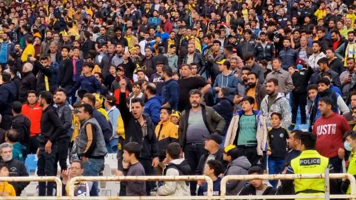 اختصاصی/ حضور آمبولانس روبروی جایگاه هواداران سپاهان و انتقال یکی از هواداران سپاهان به بیمارستان