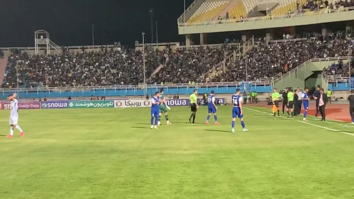 اختصاصی/ از پرتاب سنگ توسط هواداران دو تیم به بازیکنان استقلال و استقلال خوزستان تا مصدومیت دلخراش بازیکن استقلال خوزستان