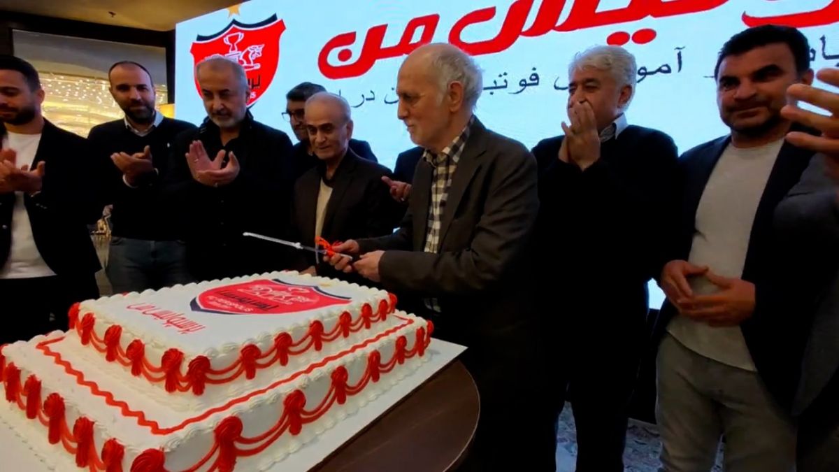 اختصاصی/ حواشی بریدن کیک توسط خوردبین و عکس دسته جمعی پرسپولیسی ها