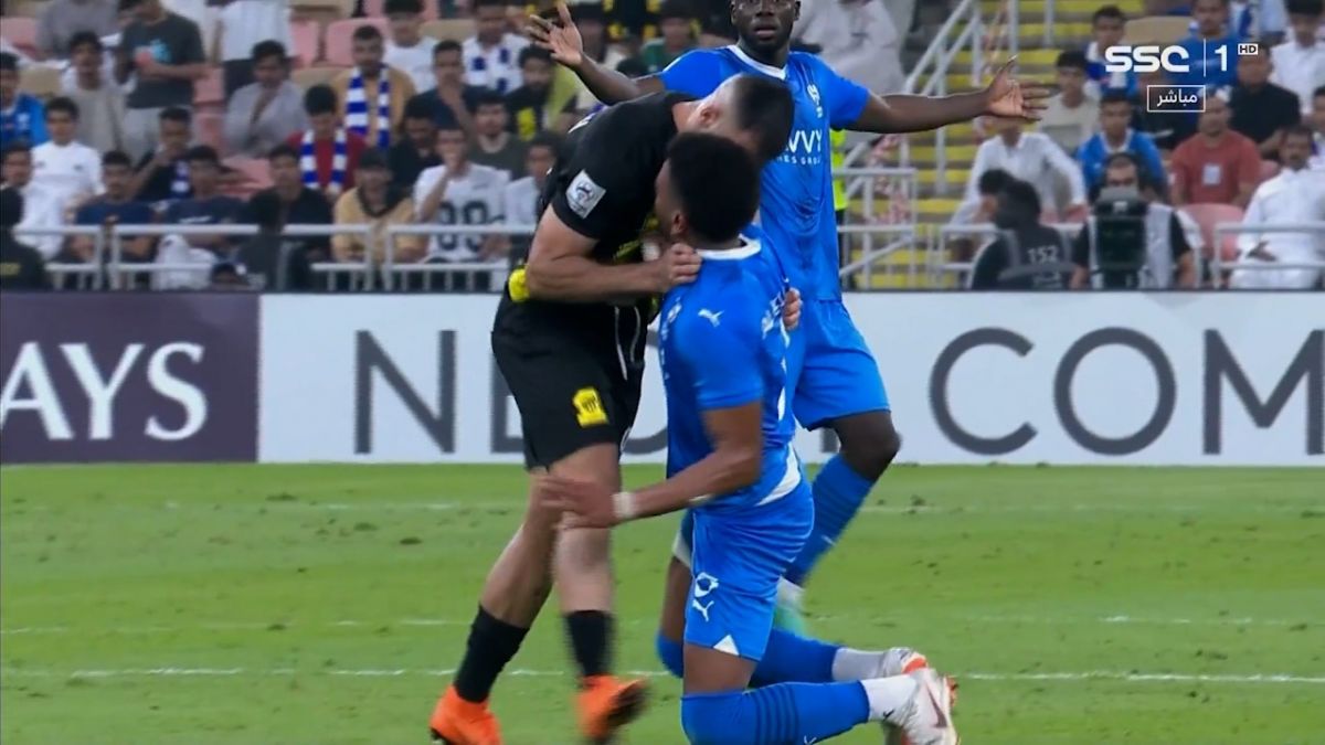 درگیری شدید عبدالرزاق حمدالله با البلیهی و اخراج از زمین