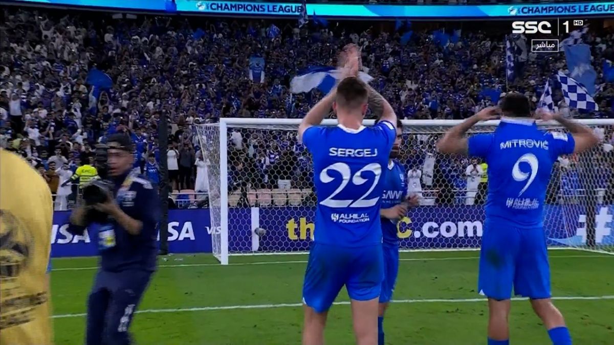 شادی بازیکنان الهلال پس از برد مقابل الاتحاد و صعود به نیمه نهایی