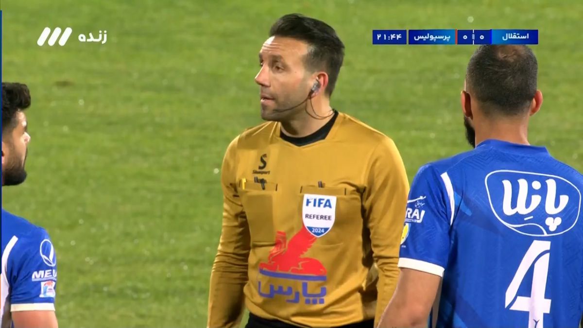 صحنه مشکوک به پنالتی در محوطه جریمه استقلال که وی ای آر اعتقادی به پنالتی نداشت