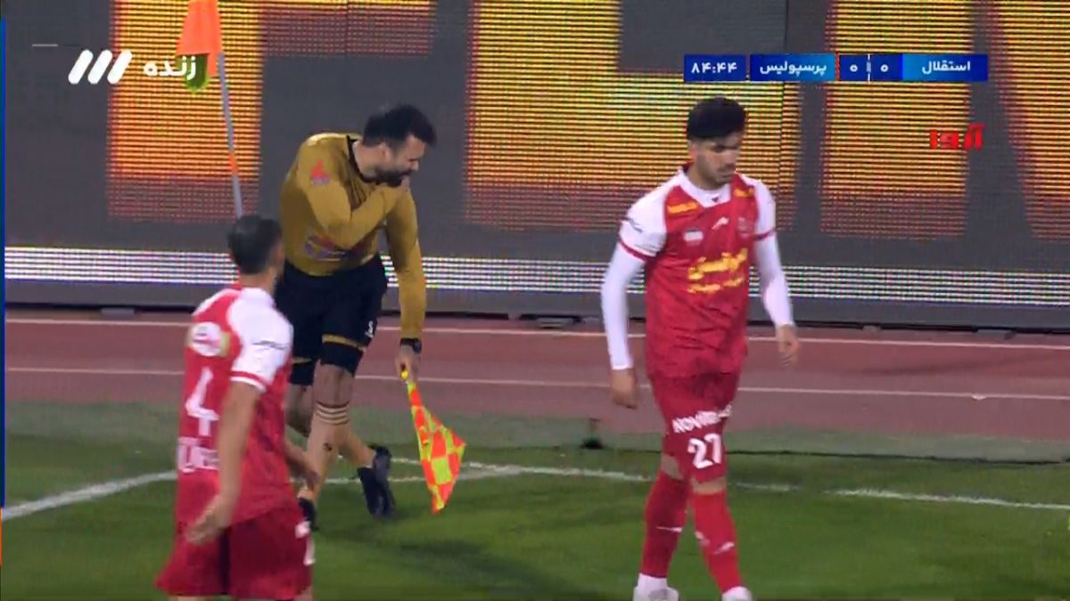 پرتاب اشیا از سمت هواداران پرسپولیس که باعث مصدومیت کمک داور شد!