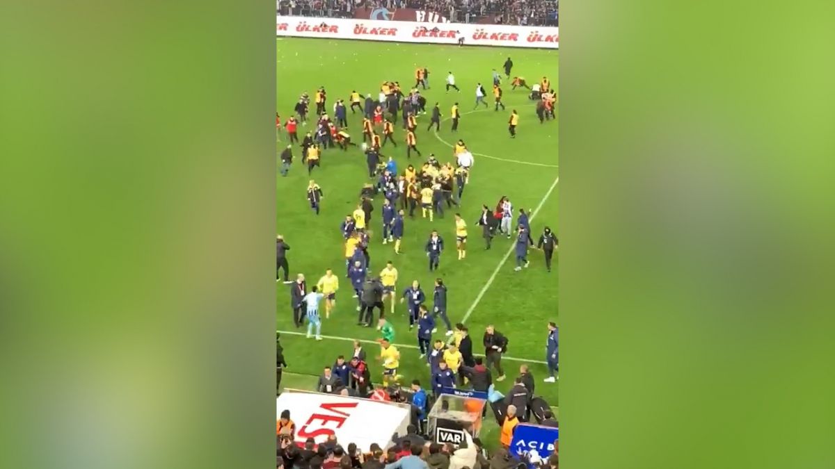جنجال در لیگ ترکیه؛ حمله هواداران ترابزون به بازیکنان فنرباغچه