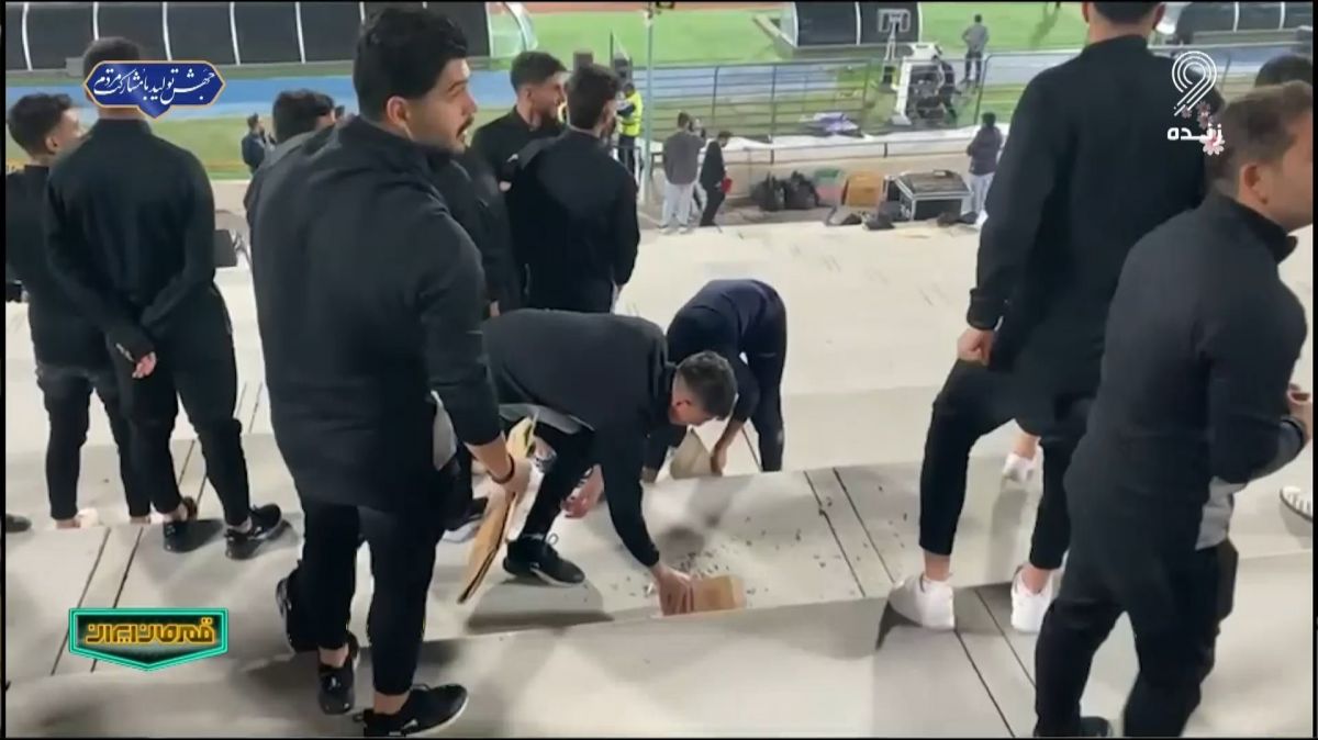 قهرمان ایران/ صحنه جالب نظافت ورزشگاه توسط بازیکنان تیم ملی به سبک ژاپنی ها