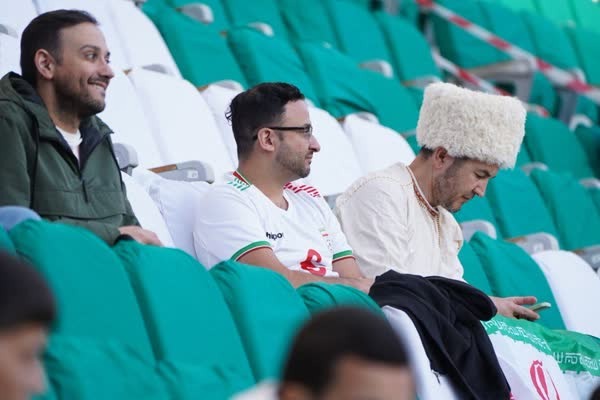 حواشی بازی ترکمنستان و ایران| اعتراض شاگردان قلعهنویی به اتلاف وقت حریف/ حضور هواداران ایرانی در ورزشگاه عشقآباد