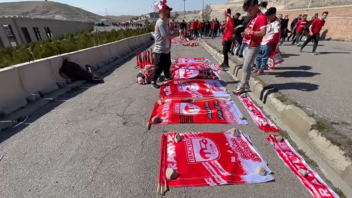 اختصاصی/ بازار داغ فروش پرچم، شیپور و اقلام هواداری تراکتور در ورزشگاه یادگار امام(ره)