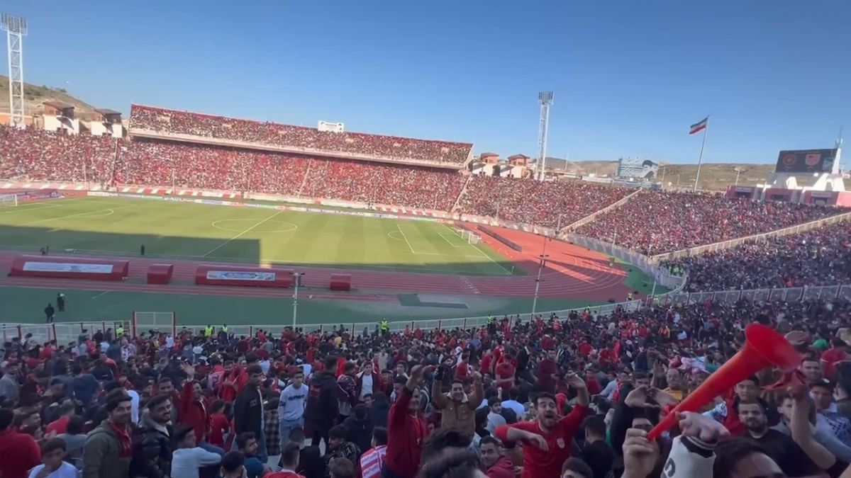 اختصاصی/ موج مکزیکی هواداران تراکتور در ورزشگاه مملو از جمعیت یادگار امام (ره) تبریز