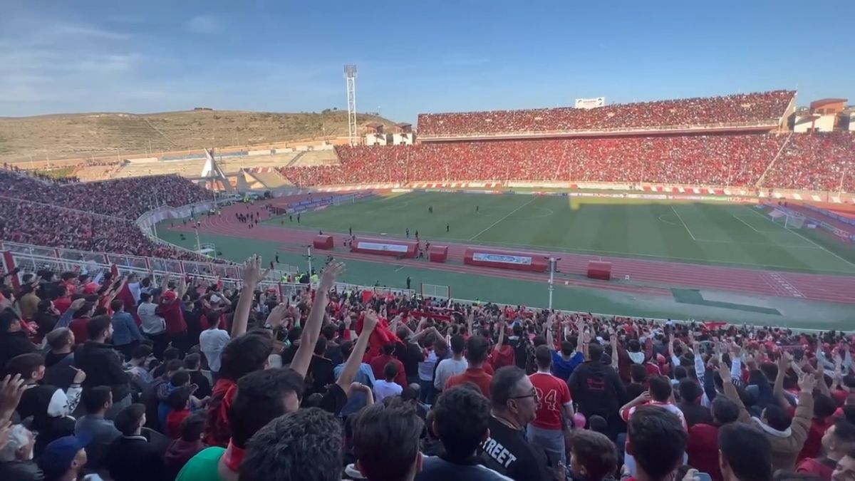 اختصاصی/ تشویق های خاص و معروف تراکتوری‌ها در ورزشگاه یادگار امام (ره) دو ساعت پیش از تقابل با سپاهان