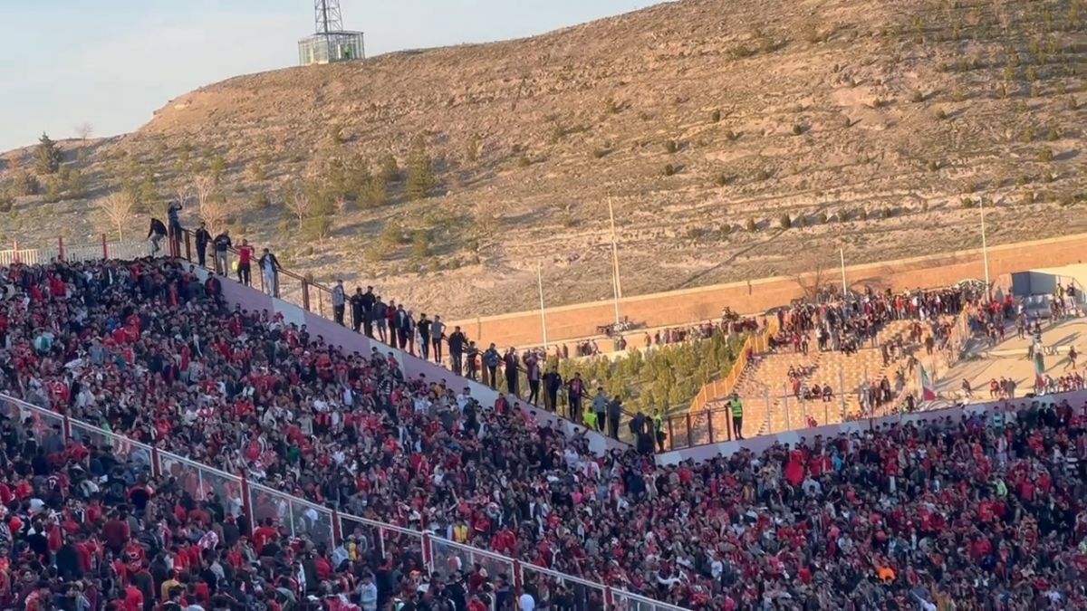 اختصاصی/ حضور هواداران در مناطق خطرناک برای تماشای دیدار تراکتور و سپاهان