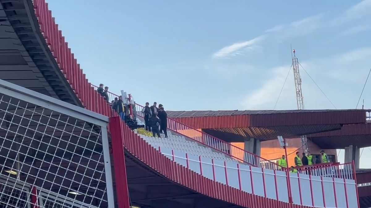 اختصاصی/ حضور هواداران اندک و انگشت شمار سپاهان در ورزشگاه یادگار امام (ره) تبریز