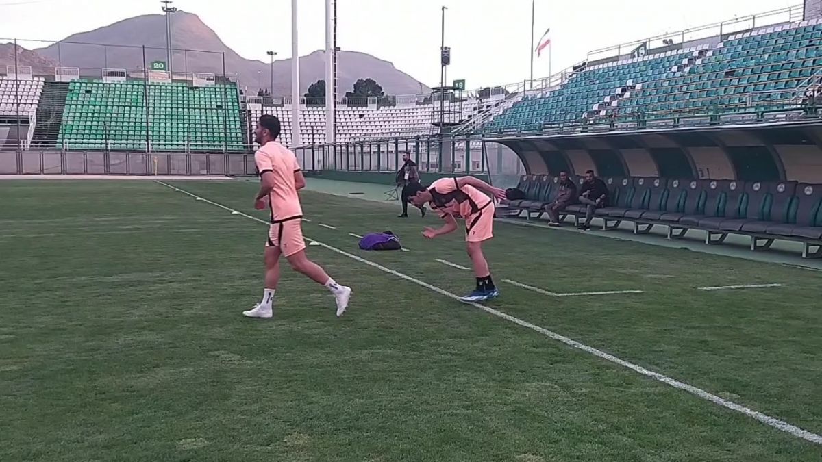 اختصاصی/ گرم کردن بازیکنان ذوب آهن و شمس آذر قبل از آغاز بازی