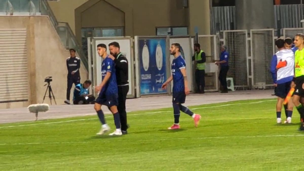 اختصاصی/ جر و بحث بهنام برزای و سعید سحرخیزان در پایان نیمه اول مسابقه گل گهر و پرسپولیس