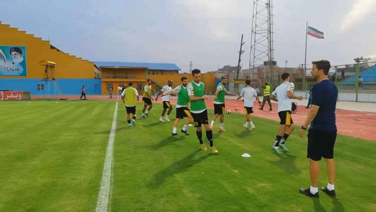 اختصاصی/ گرم کردن بازیکنان صنعت نفت و سپاهان قبل از آغاز بازی