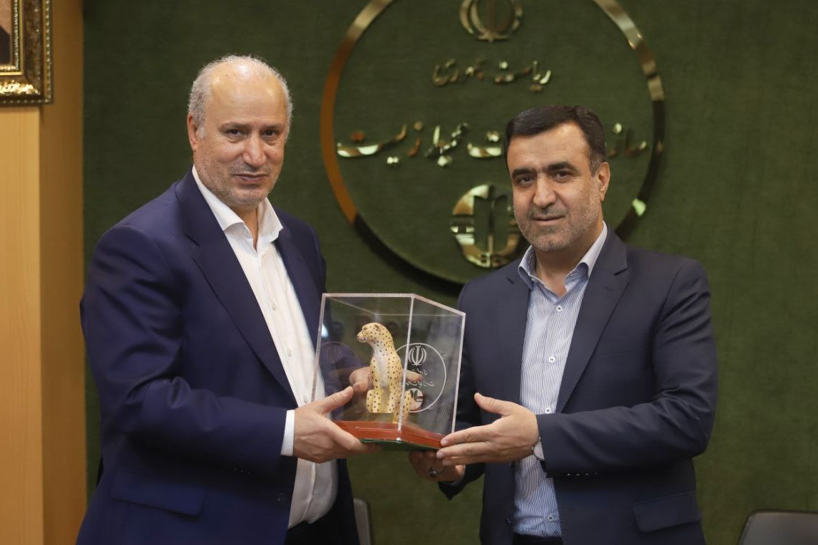 تجلیل معاون رئیس‌جمهور از رئیس‌ فدراسیون با اهدای تندیس یوزپلنگ