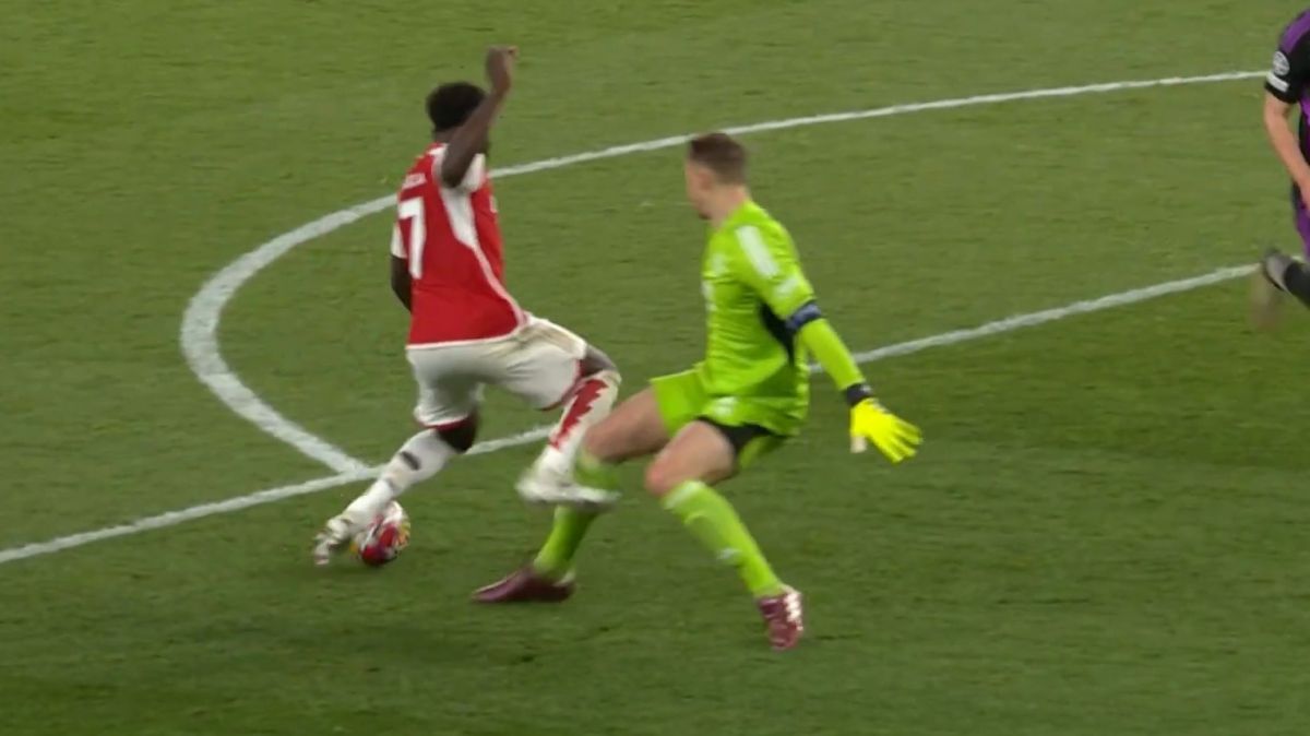 صحنه جنجالی و مشکوک عدم اعلام پنالتی روی ساکا در دقیقه 95 بازی آرسنال و بایرن مونیخ