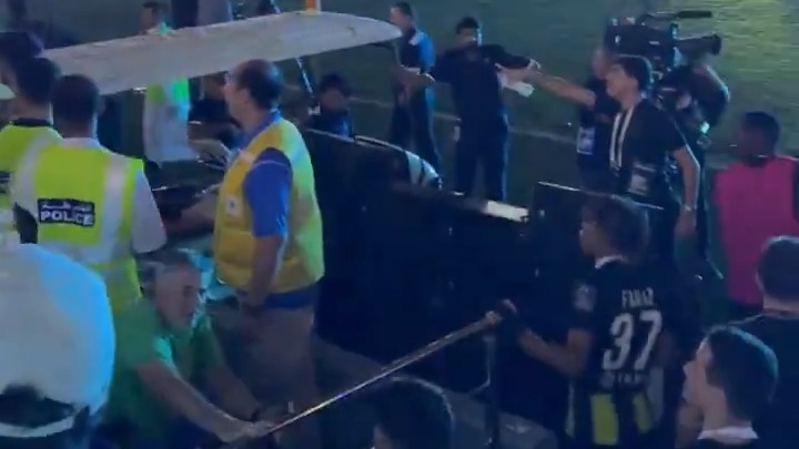 کتک زدن عبدالرزاق حمدالله با چوب توسط هوادار الاتحاد پس از شکست مقابل الهلال