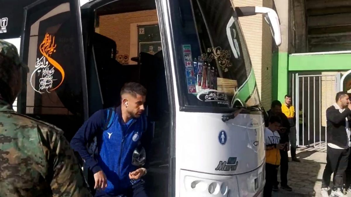 اختصاصی/ ورود اتوبوس دو تیم آلومینیوم و استقلال به ورزشگاه