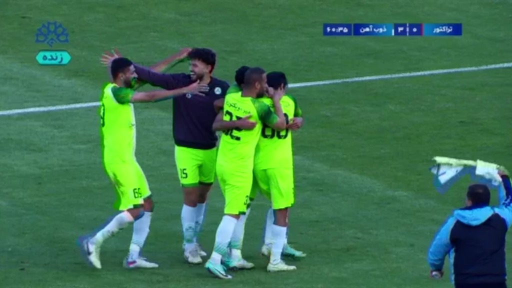 گل سوم ذوب آهن به تراکتور (محمدجواد محمدی با اشتباه مدافع و دروازه بان تراکتور)