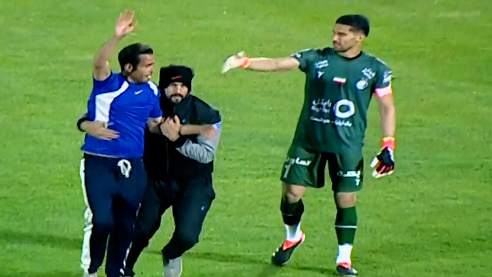 ورود جیمی جامپ به زمین مسابقه و حرکت به سمت سیدحسین حسینی کاپیتان استقلال