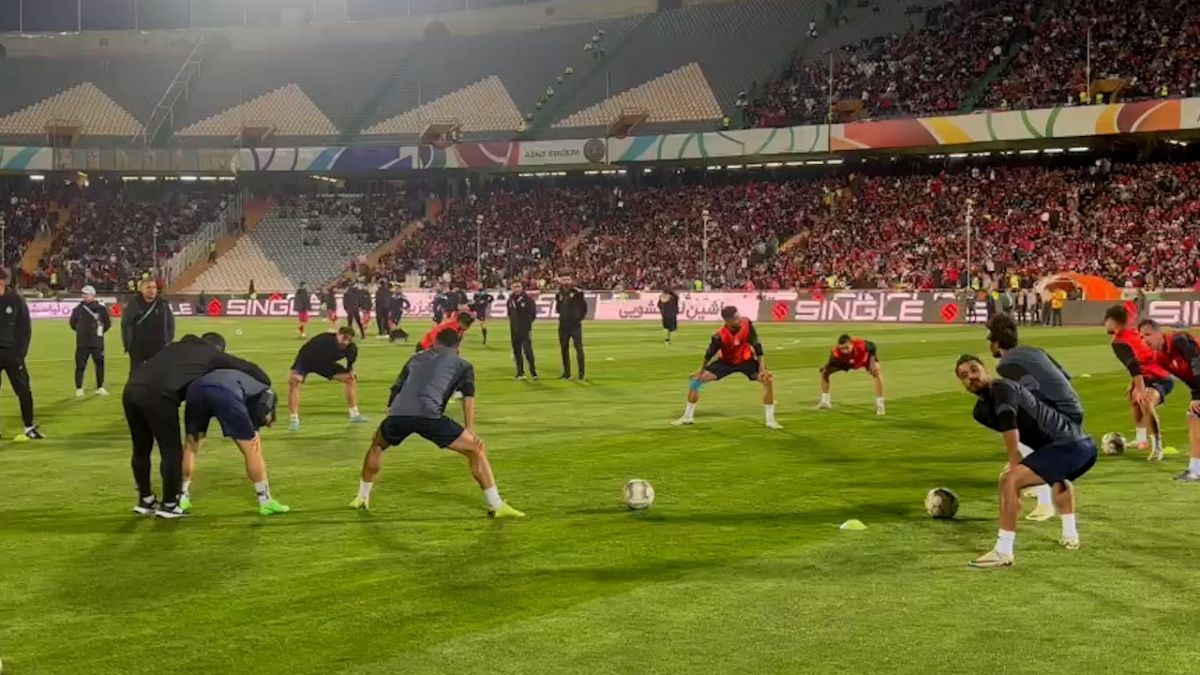 اختصاصی/ گرم کردن بازیکنان ملوان و پرسپولیس قبل از شروع مسابقه