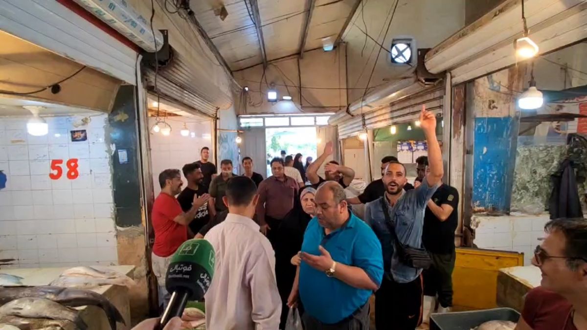 اختصاصی/ گزارشی از بازار ماهی فروشان آبادان و گفت و گو با هواداران صنعت نفت ساعاتی پیش از تقابل با پرسپولیس