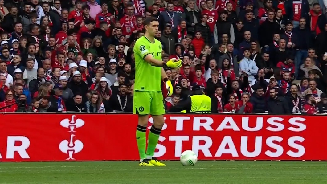 هو شدن امیلیانو مارتینز در بازی لیل - استون ویلا توسط هواداران فرانسوی