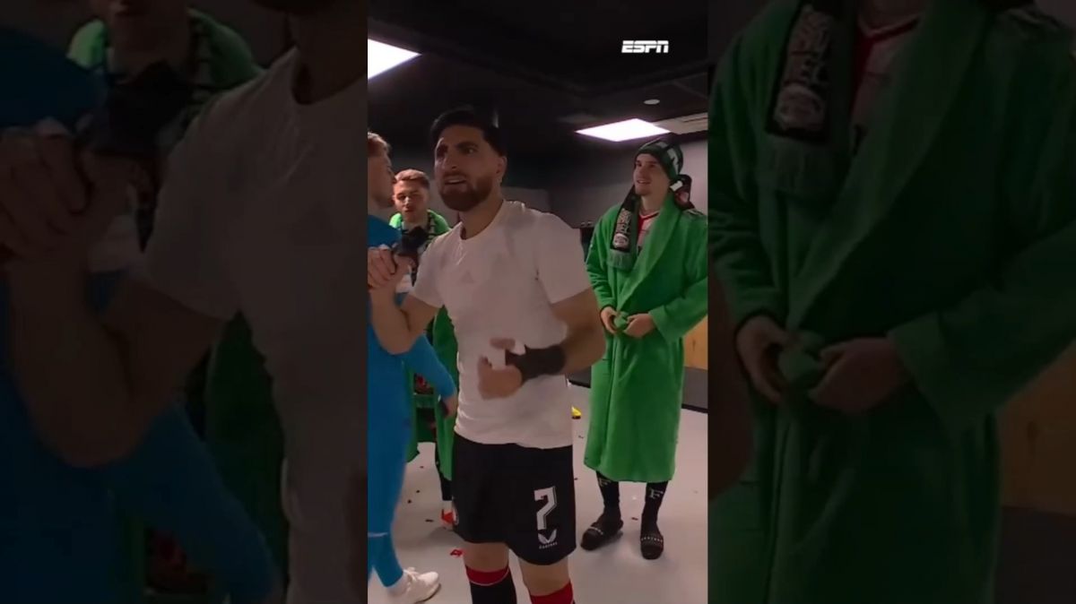 جشن بازیکنان فاینورد در رختکن با هدایت علیرضا جهانبخش