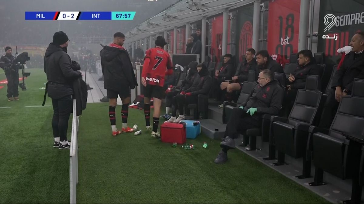 عصبانیت و لگد زدن بازیکن میلان به جعبه نوشیدنی ها و واکنش جالب جواد خیابانی