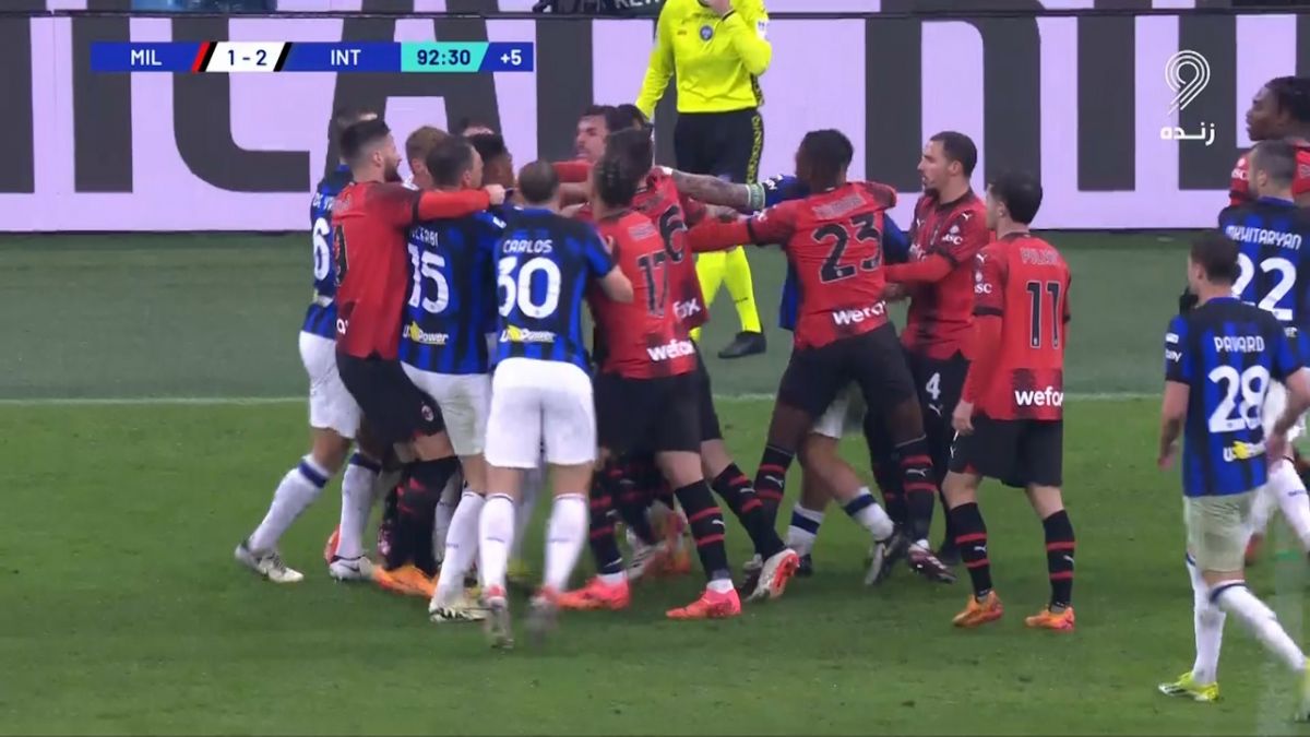 درگیری شدید بازیکنان میلان و اینتر که باعث اخراج دو بازیکن شد