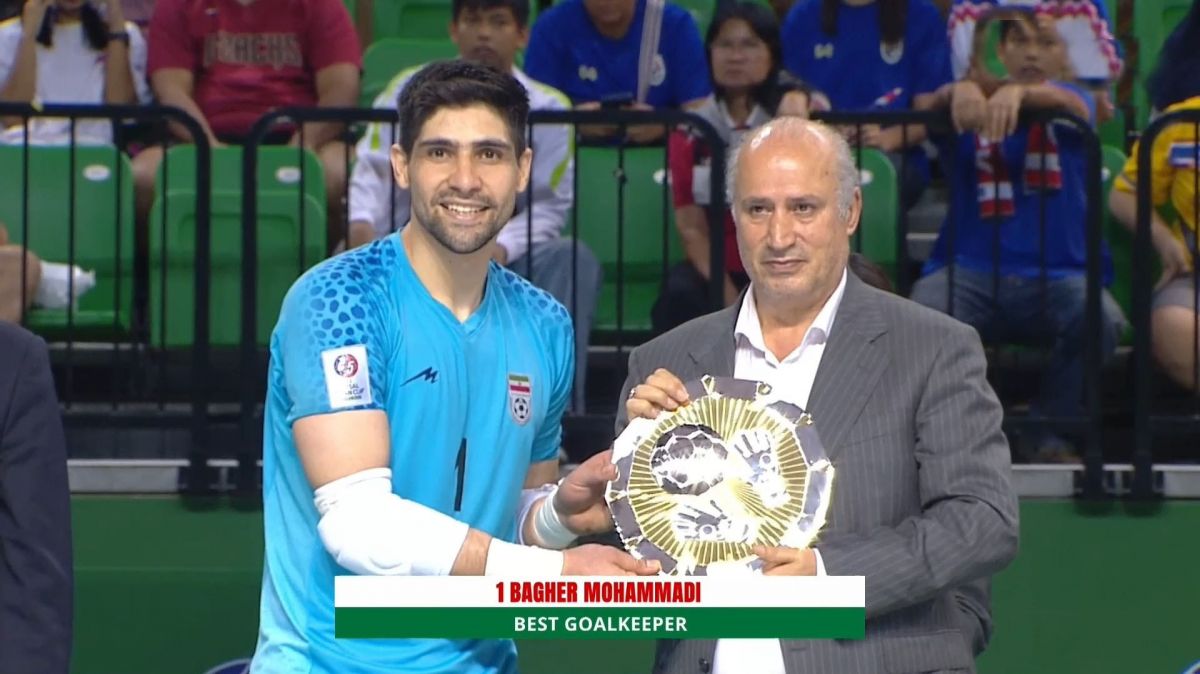 اهدای جایزه برترین دروازه بان جام ملتهای فوتسال آسیا به باقر محمدی