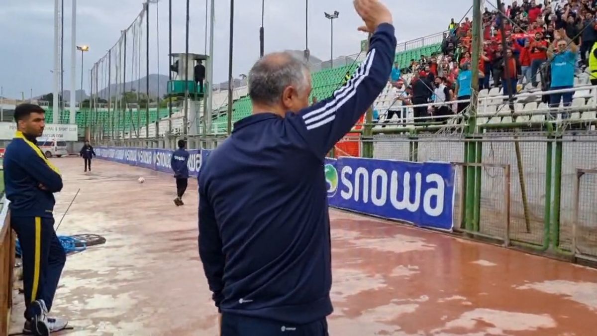 اختصاصی/ حواشی جذاب پیش از بازی نساجی و ذوب آهن: از صحبت مدیرعامل نساجی با هواداران تا واکنش ساکت به تشویق هواداران