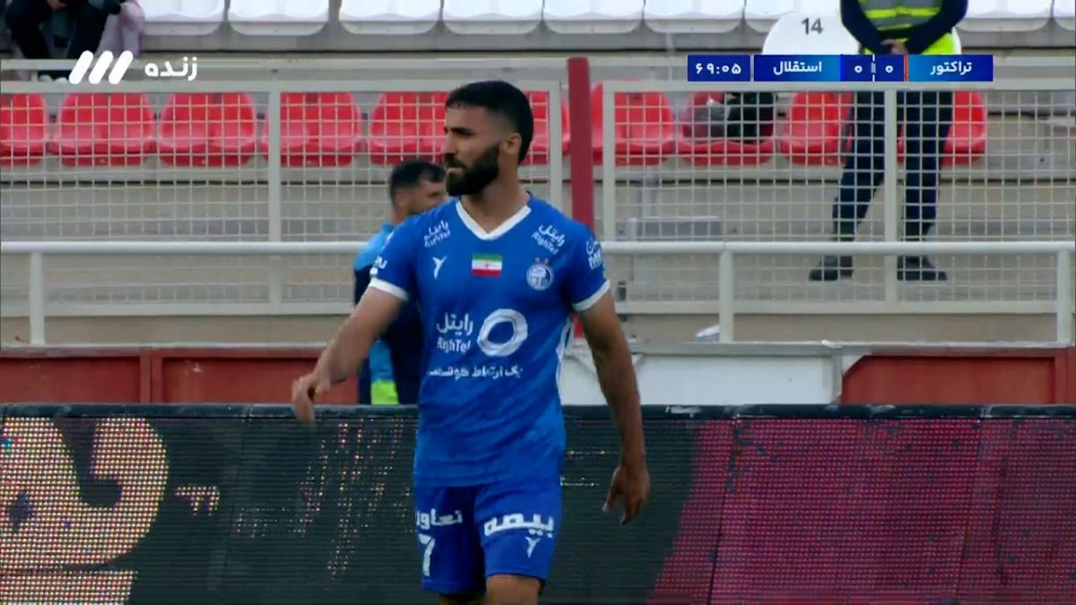 ضربه کاشته خطرناکه مهرداد محمدی به تیر دروازه تراکتور برخورد کرد