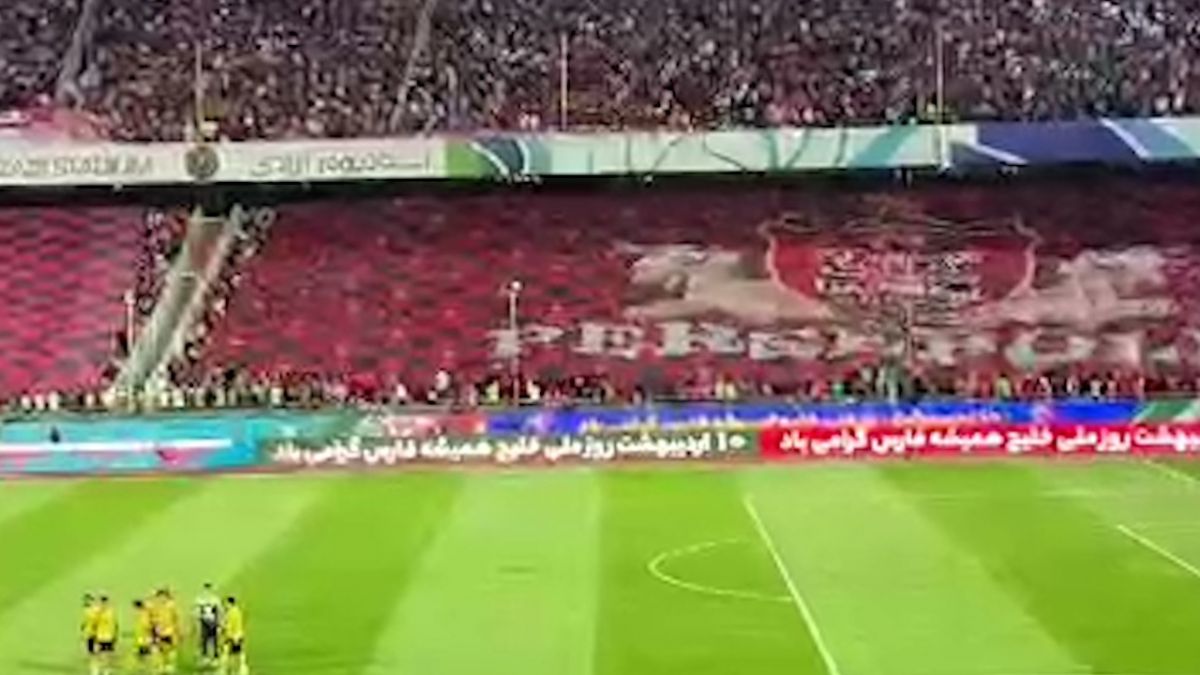 اختصاصی/ پرچم بزرگ پرسپولیس در ورزشگاه آزادی