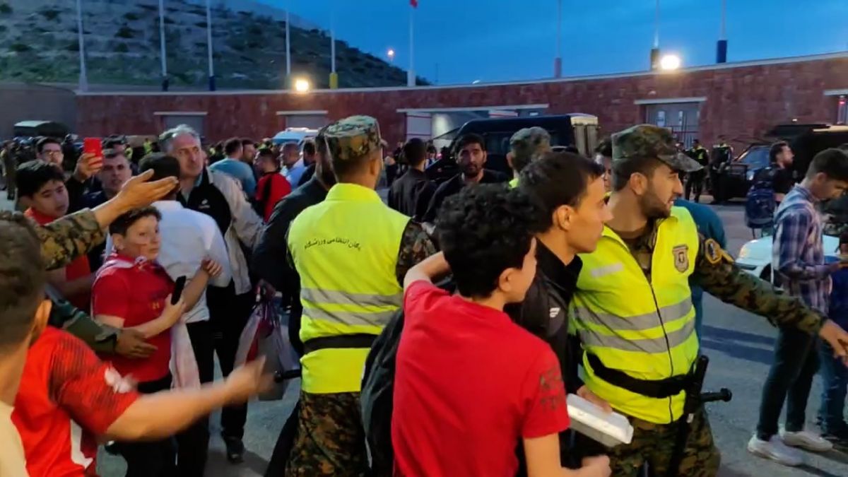 اختصاصی/ بازار داغ سلفی هواداران تراکتور با میلوش دلتیچ در پایان بازی با استقلال