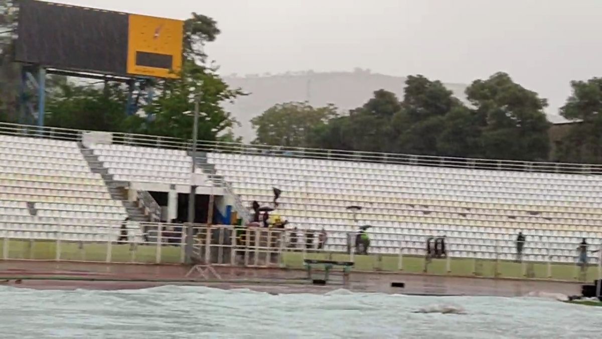 اختصاصی/ بارش شدید باران در ورزشگاه حافظیه شیراز پیش از مصاف خیبر مقابل فجر