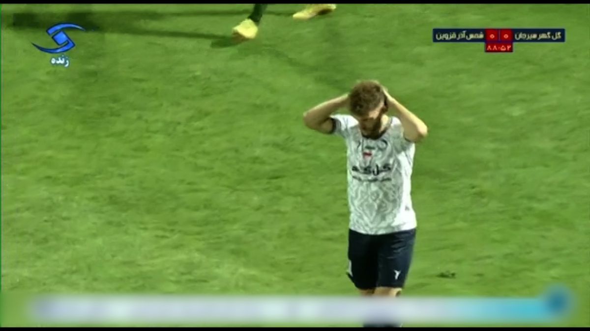 ضربه کاشته خطرناک روبرتو تورس در دقایق پایانی به تیر دروازه شمس آذر برخورد کرد