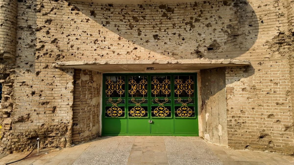 عکسهای تکاندهنده از سردر یک باشگاه لیگ برتری؛ بافت فرسوده یا ساختمان باشگاه صنعت نفت آبادان؟