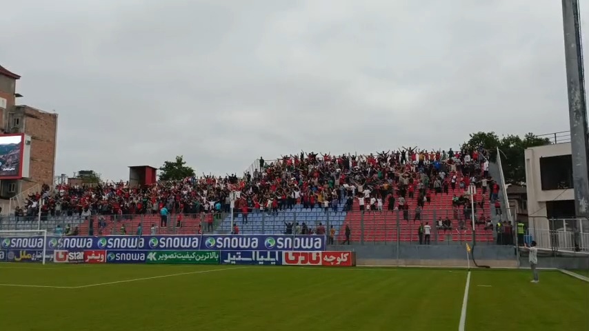 اختصاصی/ تشویق ایسلندی هواداران نساجی ساعتی پیش از تقابل با پرسپولیس در ورزشگاه وطنی