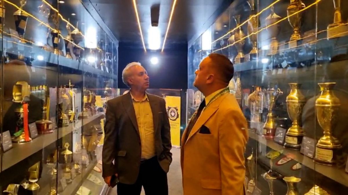 اختصاصی/ حضور  آلین دینکا مربی دروازه‌بان‌های تیم ملی فوتبال در ورزشگاه نقش جهان و بازدید از موزه سپاهان