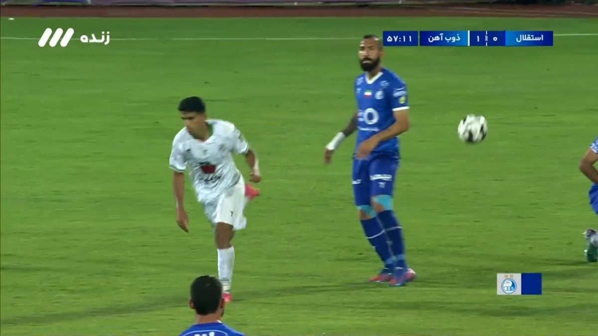 پس گردنی روزبه چشمی به بازیکن ذوب آهن و دریافت کارت زرد!