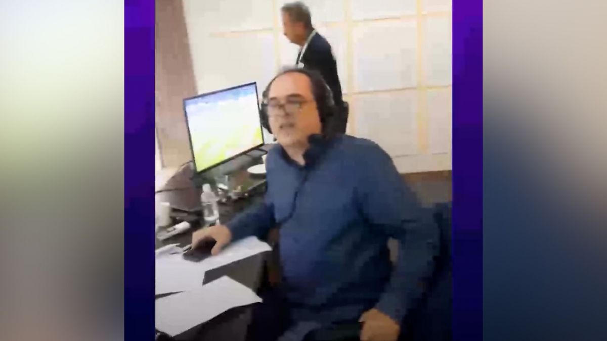 گزارش پیمان یوسفی و خوشحالی استقلالی‌های حاضر در جایگاه ویژه پس از سوپرگل بلانکو