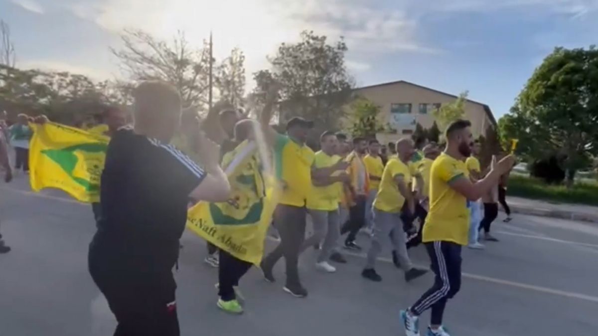 اختصاصی/ هواداران نفت آبادان با حرکات موزون وارد ورزشگاه امام خمینی (ره) اراک شدند