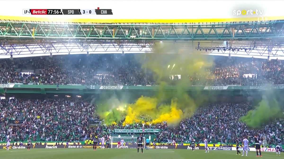 آتش بازی جالب و عجیب هواداران اسپورتینگ در آخرین بازی خانگی به بهانه قهرمانی در لیگ پرتغال