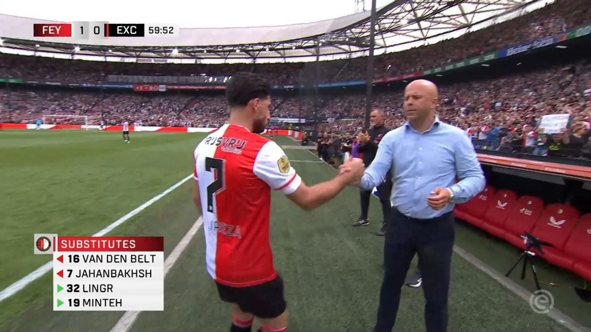 لحظه تعویض علیرضا جهانبخش در میان تشویق هواداران فاینورد